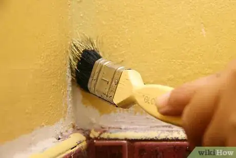 Imagen titulada Paint Walls With a Roller Sponge Step 7