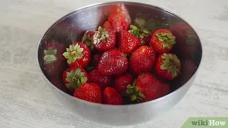 Imagen titulada Freeze Strawberries Step 1