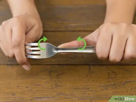 Imagen titulada Make a Fork Bracelet Step 2