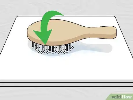 Imagen titulada Clean a Bristled Hairbrush Step 13