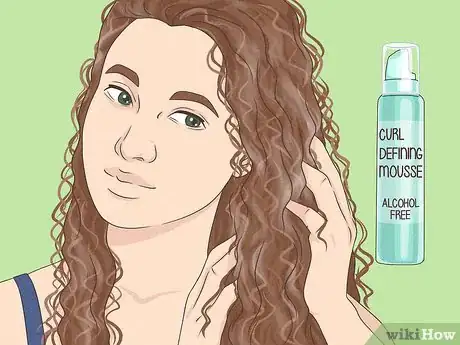 Imagen titulada Make Curly Hair Beautiful and Frizz Free Step 3