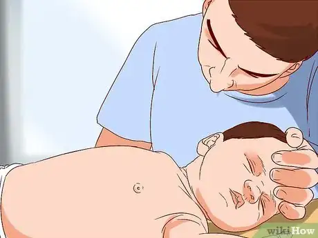 Imagen titulada Perform the Heimlich Maneuver on a Baby Step 8