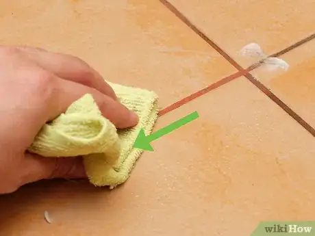 Imagen titulada Clean Grout with Vinegar Step 9