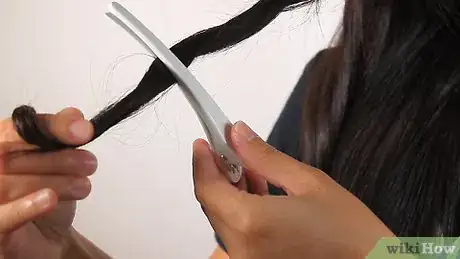 Imagen titulada Trim Your Own Split Ends Step 17