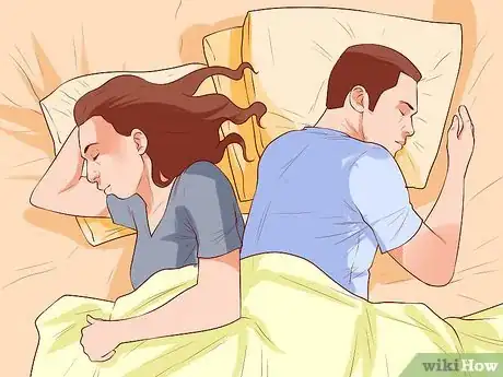 Imagen titulada Avoid Trapping Your Arm While Snuggling in Bed Step 4