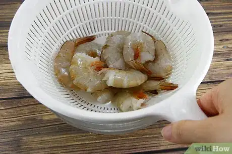 Imagen titulada Thaw Frozen Shrimp Step 2