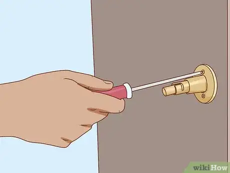 Imagen titulada Remove a Door Handle Step 12