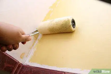 Imagen titulada Paint Walls With a Roller Sponge Step 5