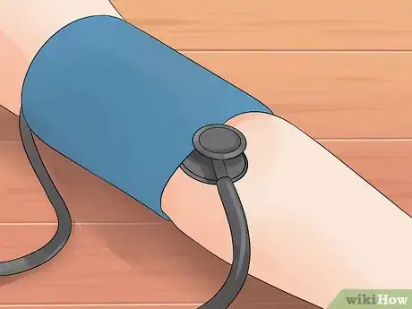 Imagen titulada Check Your Blood Pressure with a Sphygmomanometer Step 5