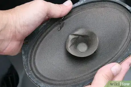 Imagen titulada Fix a Hole in a Car Audio Speaker Step 2