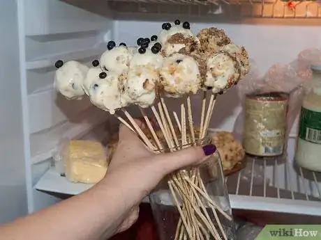 Imagen titulada Make Blueberry Muffin Cake Pops Step 16