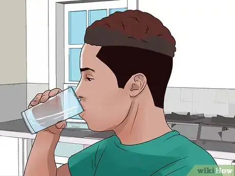 Imagen titulada Get in the Habit of Drinking Water Step 1