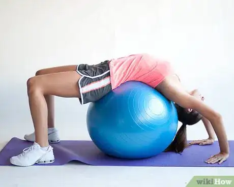 Imagen titulada Warm up With an Exercise Ball Step 11