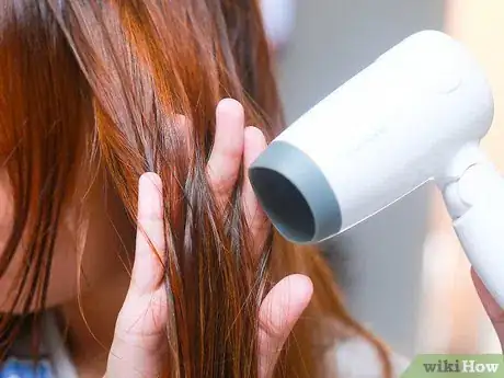 Imagen titulada Dye Your Hair With Semi Permanent Hair Dye Step 5