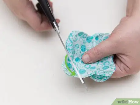 Imagen titulada Make a Fabric Rose Step 17