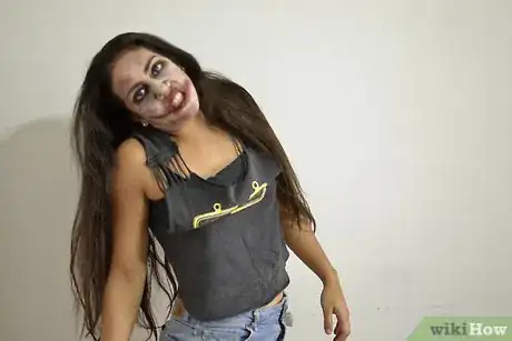 Imagen titulada Apply Zombie Makeup Step 12