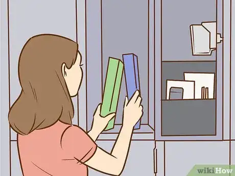 Imagen titulada Fit All of Your Stuff in Your Tiny Locker Step 10