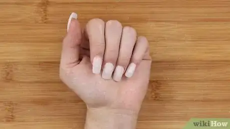 Imagen titulada Shape Acrylic Nails Step 13