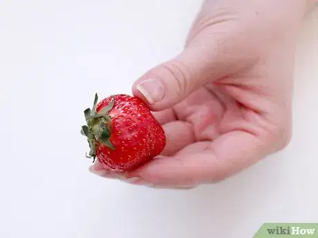 Imagen titulada Hull Strawberries Step 11