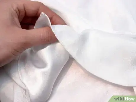 Imagen titulada Get Wrinkles Out of Silk Step 7