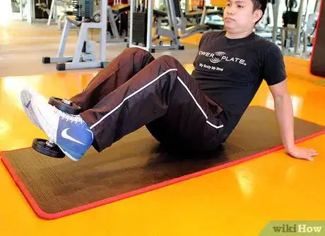 Imagen titulada Work out Your Abs With Dumbbells Step 8