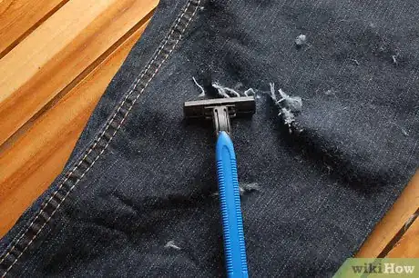 Imagen titulada Distress Jeans with a Razor Step 6