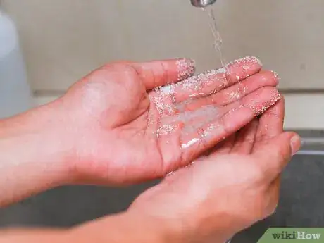 Imagen titulada Get Super Glue off of Your Hands with Salt Step 2