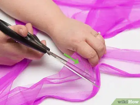 Imagen titulada Make Tulle Pom Poms Step 13