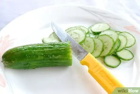 Imagen titulada Slice cucumbers Step 1