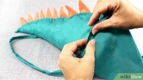 Imagen titulada Make a Dinosaur Tail Step 8