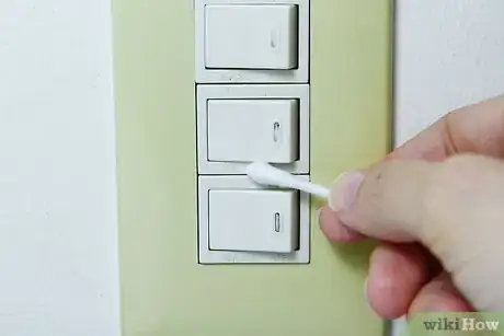 Imagen titulada Clean Light Switches Step 9