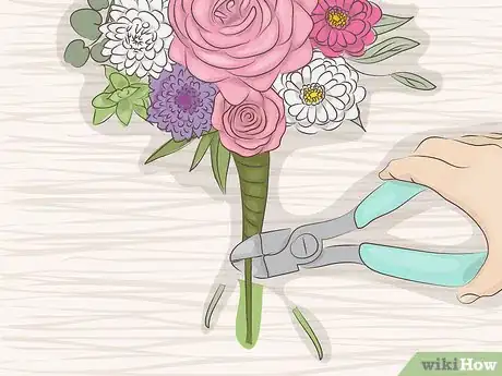 Imagen titulada Make a Bridal Bouquet With Artificial Flowers Step 11