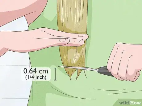 Imagen titulada Trim Your Hair when Growing It Out Step 14