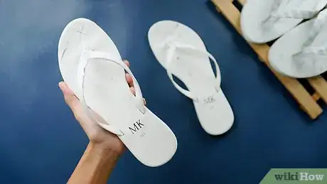 Imagen titulada Clean White Flip Flops Step 10