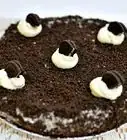 preparar un pastel de queso con galletas Oreo