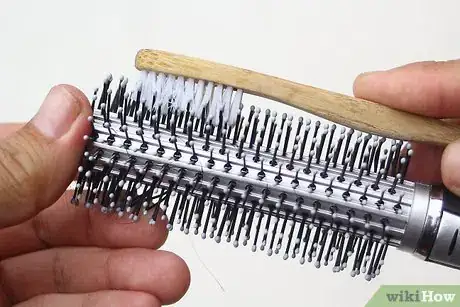 Imagen titulada Clean Hairbrushes and Combs Step 9