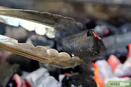 Imagen titulada Create a Strong Burning Charcoal Fire Without Lighter Fluid Step 13