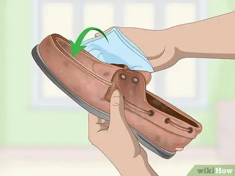 Imagen titulada Remove Wrong Shoe Polish Step 2