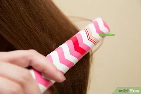 Imagen titulada Change Wavy Frizzy Hair to Straight Hair Step 3