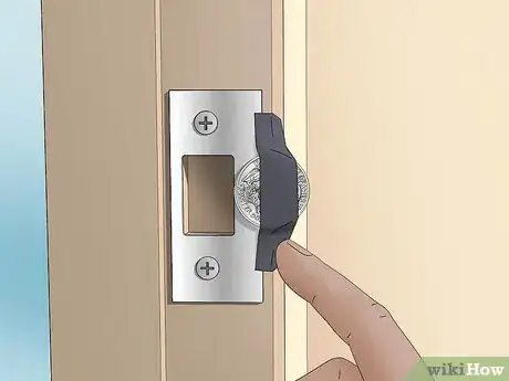 Imagen titulada Hold a Door Open with a Coin Step 7