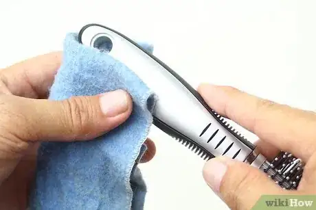 Imagen titulada Clean Hairbrushes and Combs Step 8