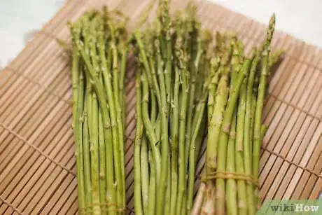 Imagen titulada Steam Asparagus Step 1