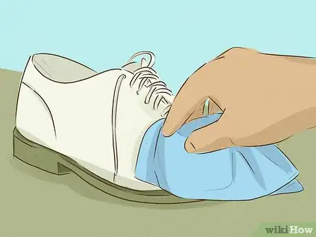 Imagen titulada Clean White Shoes Step 8