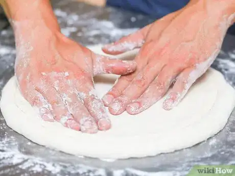 Imagen titulada Toss Pizza Dough Step 13