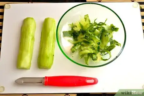 Imagen titulada Peel and Seed a Cucumber Step 16