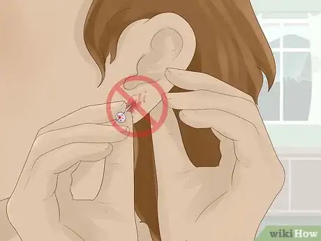 Imagen titulada Clean an Infected Ear Piercing Step 2