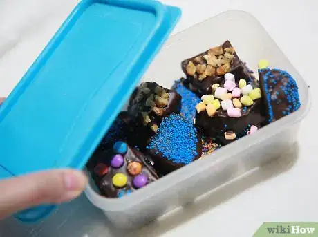 Imagen titulada Make Chocolate Covered Brownie Bites Step 14