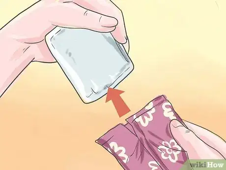 Imagen titulada Use a Sanitary Napkin (Pad) Step 3