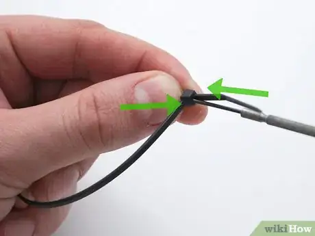 Imagen titulada Open Cable Ties Step 4