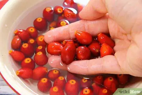 Imagen titulada Preserve Rose Hips Step 4